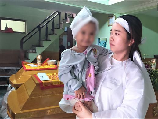 Đôi vợ chồng tử vong vì lũ cuốn: Xót xa con gái 2 tuổi nhìn di ảnh bố mẹ cười ngây thơ-5