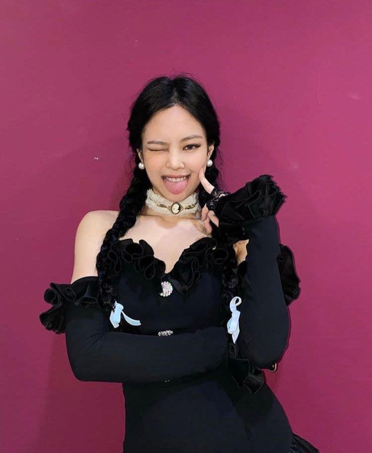 BLACKPINK Jennie chặt đẹp chị cả TWICE khi đụng hàng-1