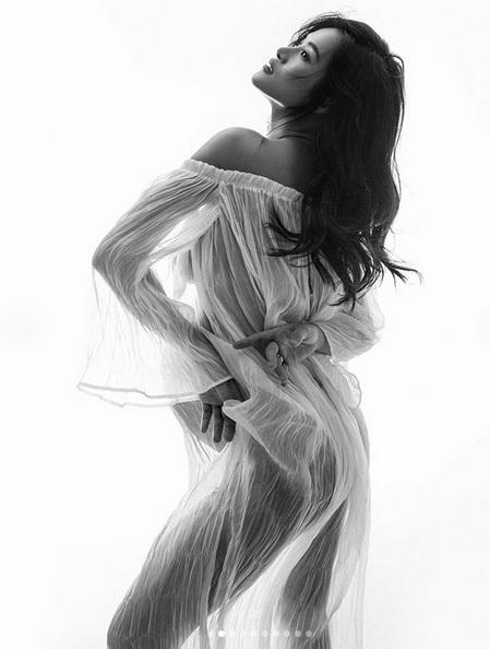 Đông Nhi nghiện diện đầm xuyên thấu nhưng có lần lộ nội y mất điểm-2