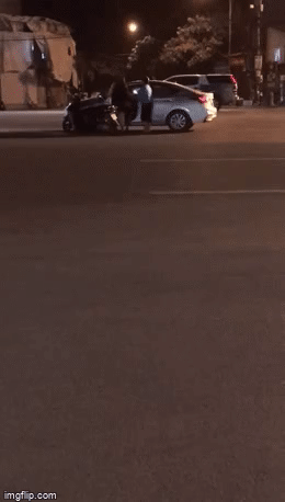 Bị tóm khi đang chở nhân tình, chồng hùng hổ lao xuống đấm túi bụi cả vợ lẫn bạn-3