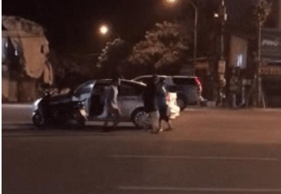 Bị tóm khi đang chở nhân tình, chồng hùng hổ lao xuống đấm túi bụi cả vợ lẫn bạn