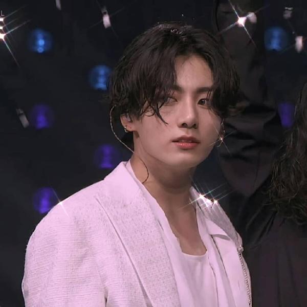 Hết dẫn đầu top trending, Jungkook lại lạc vào đề thi Đại học Malaysia-6