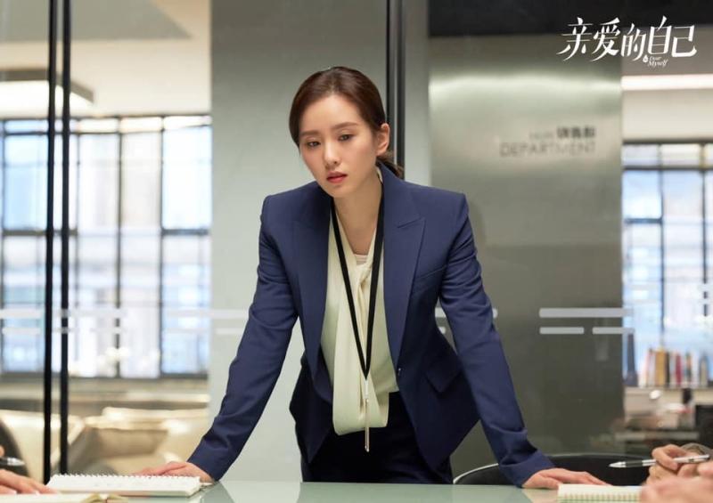 Cùng nói về nhân vật của mình trong phim nhưng Lưu Thi Thi được khen có EQ cao và khiêm tốn hơn hẳn Triệu Lộ Tư-10