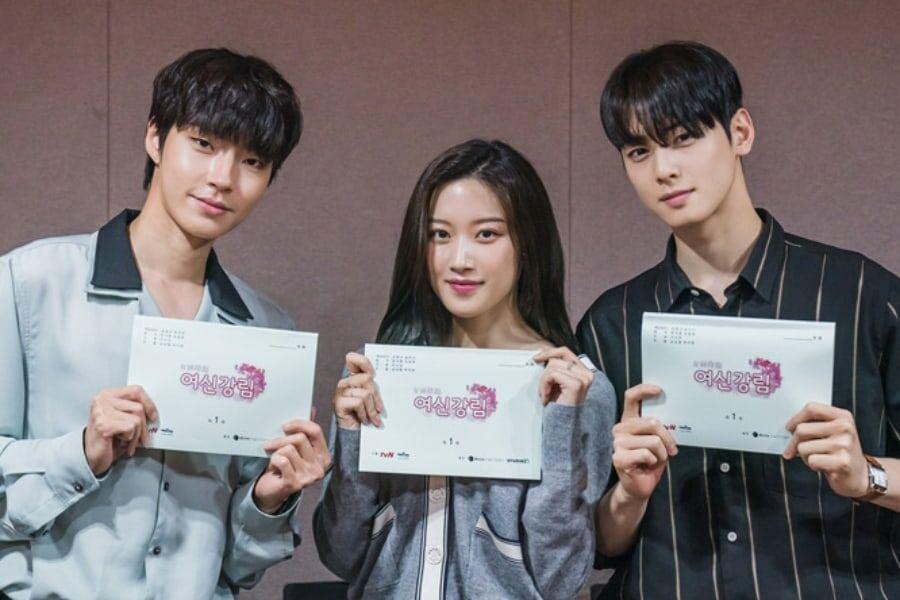 Dàn diễn viên chính Moon Ga Young, Cha Eun Woo và Hwang In Yeop trong buổi đọc kịch bản của phim truyền hình 