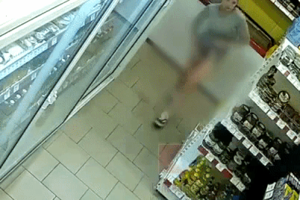 Clip: Cuỗm tiền xong, tên trộm khiến gia chủ vừa tức vừa hài khi xem lại camera-1