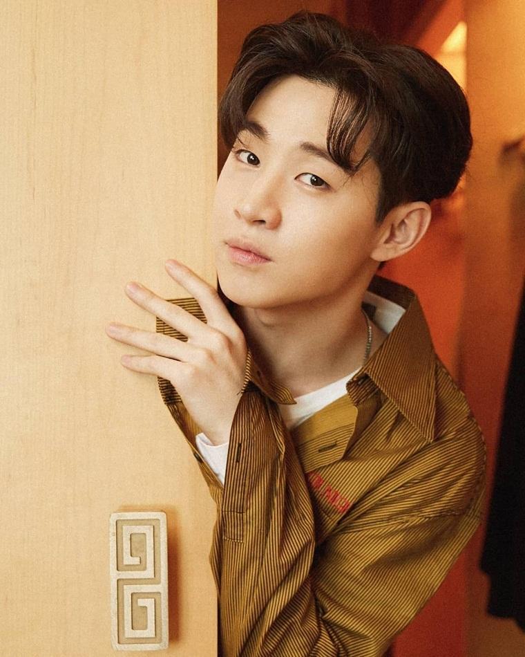 Henry Lau (Lưu Hiến Hoa) sinh ra tại Canada, theo học trường Cao đẳng âm nhạc Berklee ở Mỹ. Sau này anh ra mắt với nhóm nhạc Super Junior-M tại Hàn Quốc. Henry được gọi là thần đồng nhạc cụ và nói được tất cả 6 tiếng, bao gồm cả tiếng Pháp và tiếng Đức.