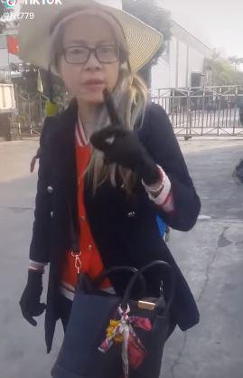 Thánh quỵt Bella tiếp tục bùng tiền taxi, lôi ví không 1 xu nói: Có 40k, có phải em kẹt xỉn với anh đâu-1