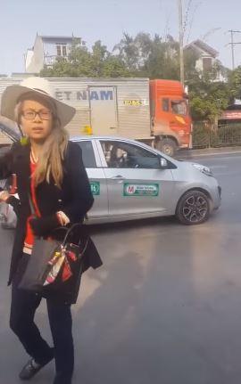 Thánh quỵt Bella tiếp tục bùng tiền taxi, lôi ví không 1 xu nói: Có 40k, có phải em kẹt xỉn với anh đâu-4