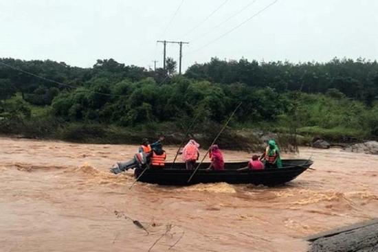 Huế: Thêm 1 phụ nữ bị nước lũ cuốn trôi trên đường đi làm về, tử vong thương tâm