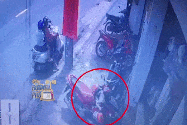 Clip: Lại thêm 1 người lớn xúi trẻ nhỏ đi ăn trộm ở TP.HCM