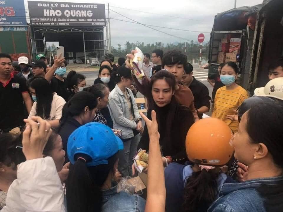 Thủy Tiên thực hiện chuyến tiếp tế đầu tiên tại miền Trung lũ lụt-3