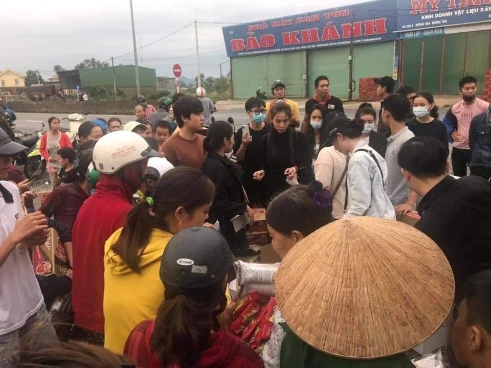 Thủy Tiên thực hiện chuyến tiếp tế đầu tiên tại miền Trung lũ lụt-4