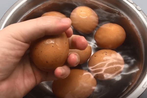 Con dâu nhét trứng vào thùng gạo, mẹ chồng khó hiểu, hỏi ra mới vỡ lẽ-2