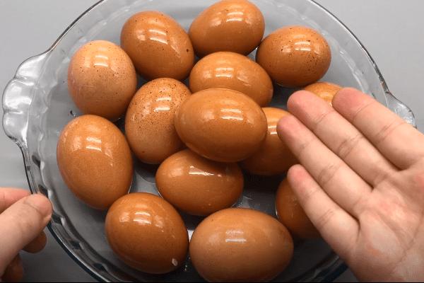 Con dâu nhét trứng vào thùng gạo, mẹ chồng khó hiểu, hỏi ra mới vỡ lẽ-3