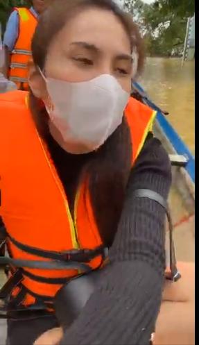 Thủy Tiên thực hiện chuyến tiếp tế đầu tiên tại miền Trung lũ lụt-1