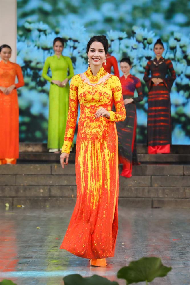 NTK Vũ Thảo Giang trình diễn BST Sắc Hoa tại Lễ hội áo dài TP.HCM-2