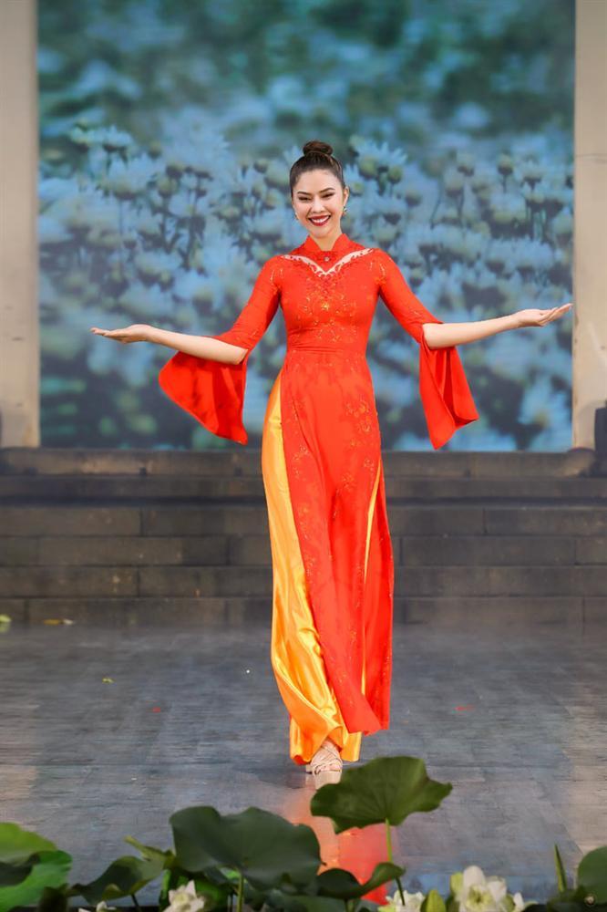 NTK Vũ Thảo Giang trình diễn BST Sắc Hoa&nbsp;tại Lễ hội áo dài TP.HCM-3