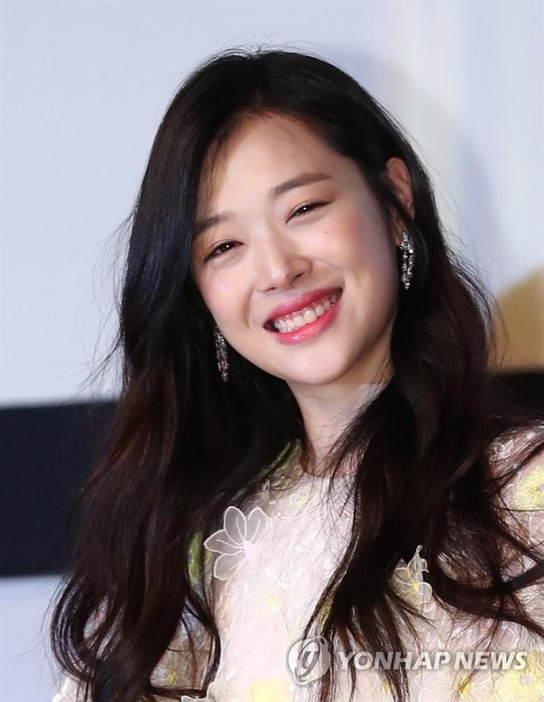 Người hâm mộ tưởng niệm một năm Sulli qua đời-6