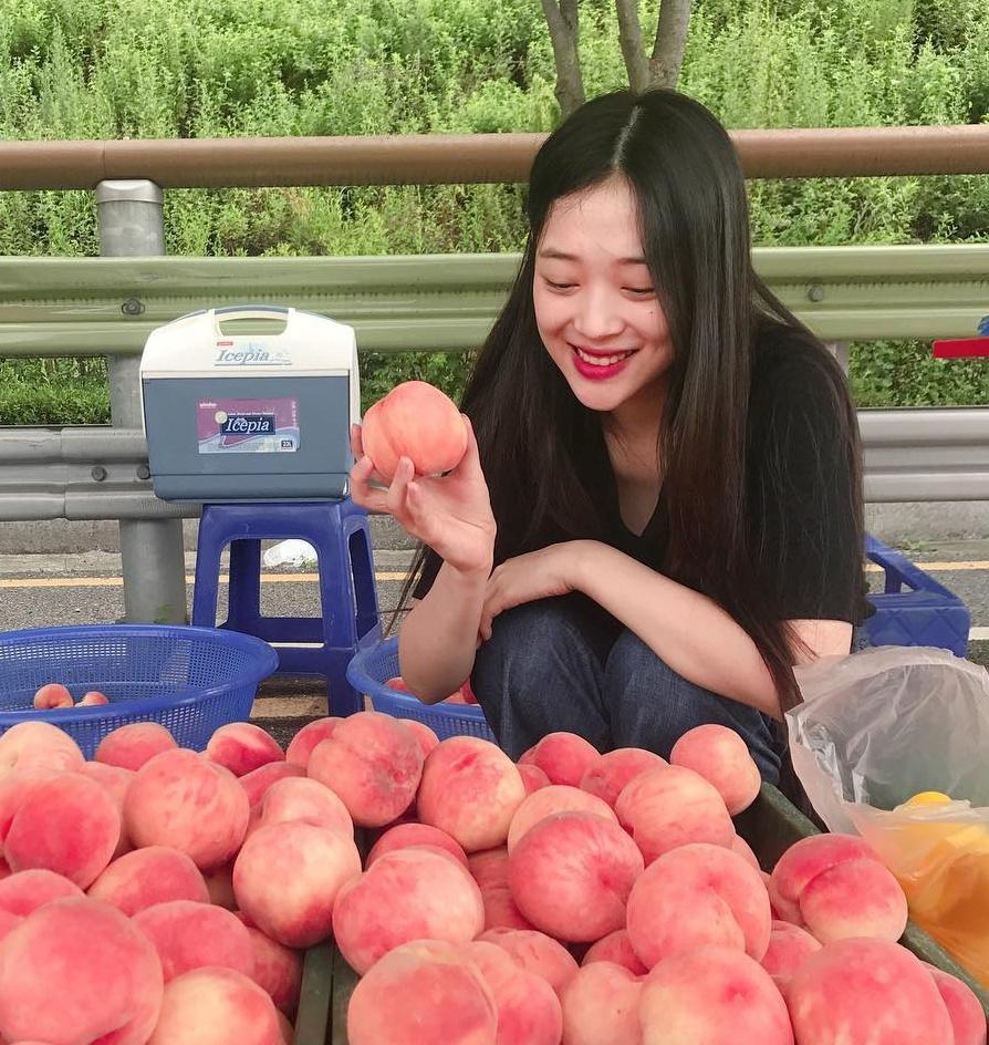 Người hâm mộ tưởng niệm một năm Sulli qua đời-16