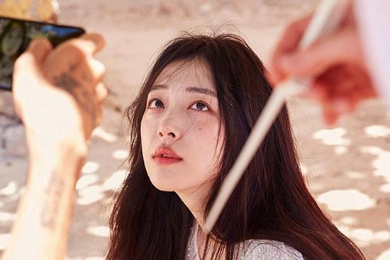 Người hâm mộ tưởng niệm một năm Sulli qua đời