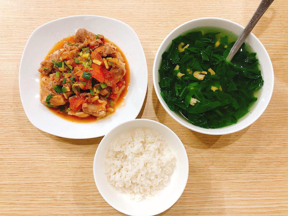 9X khoe cơm độc thân chưa đầy 30k/bữa, ăn một mình sợ cô đơn phải rủ thêm người về-8