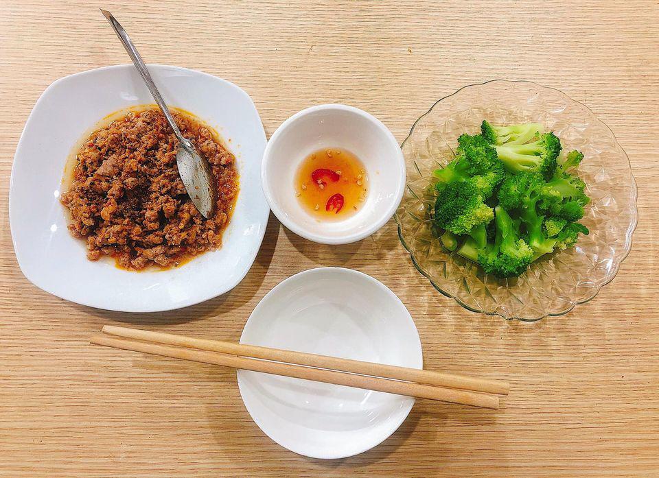 9X khoe cơm độc thân chưa đầy 30k/bữa, ăn một mình sợ cô đơn phải rủ thêm người về-21