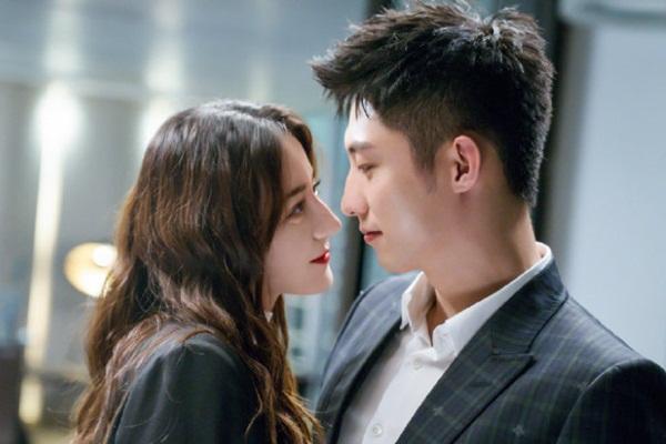 Địch Lệ Nhiệt Ba - Ngô Cẩn Ngôn phản ứng khi bị Hoàng Cảnh Du động chạm quá đà-9