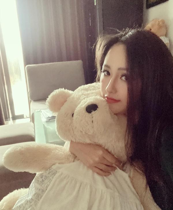 Mở đầu tin sao Việt là hình ảnh Mai Phương Thúy chia sẻ trên trang cá nhân, khi đang ôm chú gấu bông. Cô viết: "11 năm bên nhau...". Mai Phương Thúy sở hữu rất nhiều món hàng hiệu giá trị, nhưng được cô giữ gìn lâu như vậy hẳn là đồ vật rất ý nghĩa.