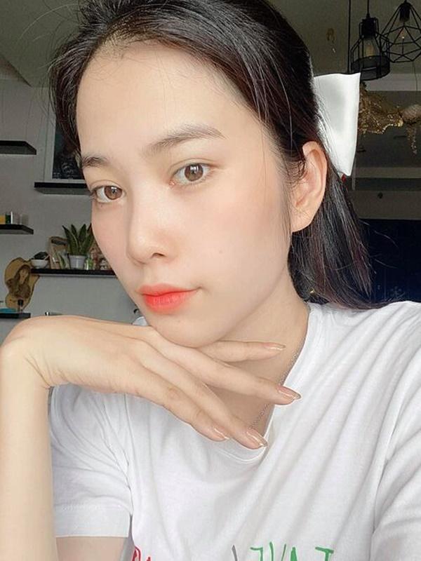 Sau thời gian ở ẩn, Nam Em chia sẻ ảnh mặt mộc lên trang cá nhân.