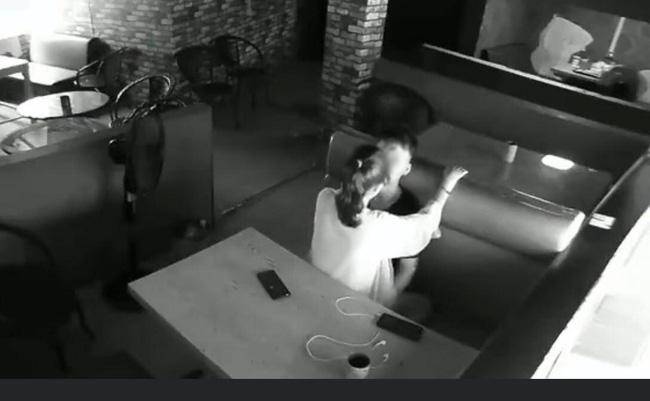 Chủ quán Hà Nội gây tranh cãi khi quay clip 18+ của nhân viên rồi tung lên MXH-2