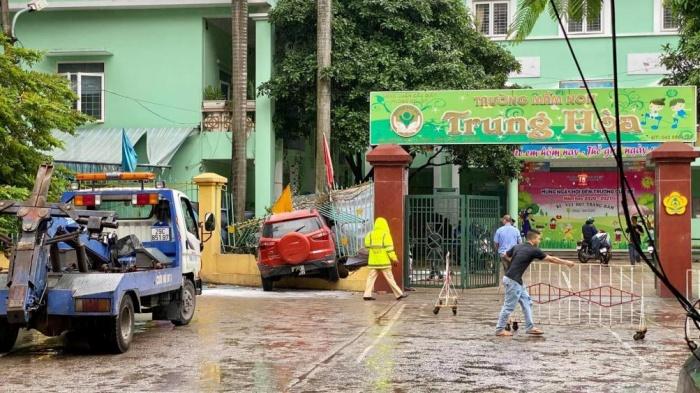 Hà Nội: Ô tô mất lái lao thẳng vào trường mầm non, nằm vắt vẻo trên tường-1