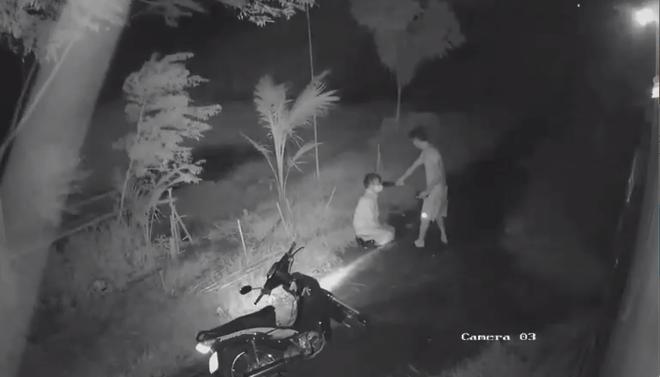 Clip: Mặc ông già quỳ lạy van xin, gã thanh niên vẫn kề dao vào cổ đánh đập dã man-1