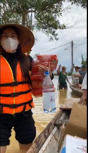Jimmii Nguyễn bị nghi cà khịa Thủy Tiên khi cứu trợ lũ lụt miền Trung-1