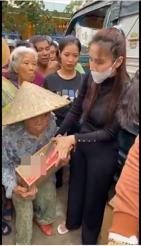Jimmii Nguyễn bị nghi cà khịa Thủy Tiên khi cứu trợ lũ lụt miền Trung-2