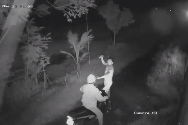 Clip: 5 người hung hăng đánh hội đồng 1 nam thanh niên giữa phố Hà Nội-1