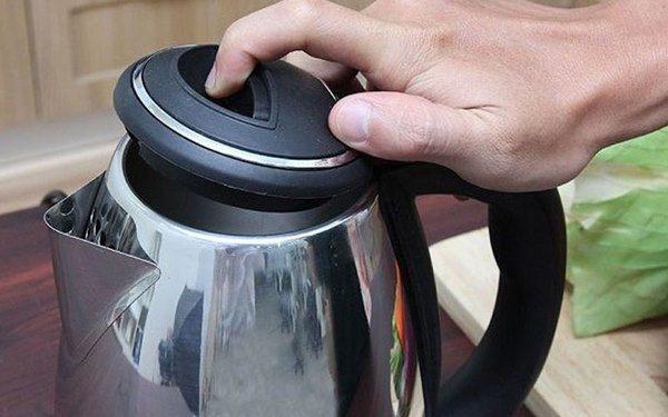 Nhóm thanh niên nấu lẩu bằng ấm siêu tốc, dân mạng chỉ ra sai lầm chết người-3