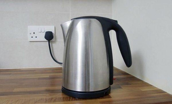 Nhóm thanh niên nấu lẩu bằng ấm siêu tốc, dân mạng chỉ ra sai lầm chết người-5