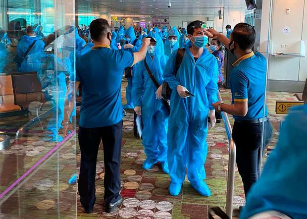 Thêm 9 chuyên gia Ấn Độ nhập cảnh nhiễm Covid-19, Việt Nam có 1.122 ca bệnh-1