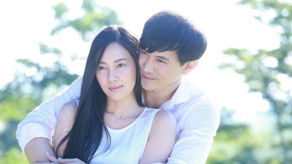 Chồng định tặng người tình nhẫn kim cương thì thấy 1 chiếc điện thoại cũ và thay đổi chóng mặt-2