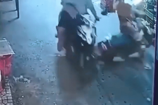 Clip: Ô tô lạng lách, lao với tốc độ bàn thờ tông thẳng vào dải phân cách-1