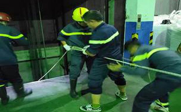 Cảnh sát đu dây cứu người phụ nữ rơi xuống hố kỹ thuật sâu 8m của thang máy-1