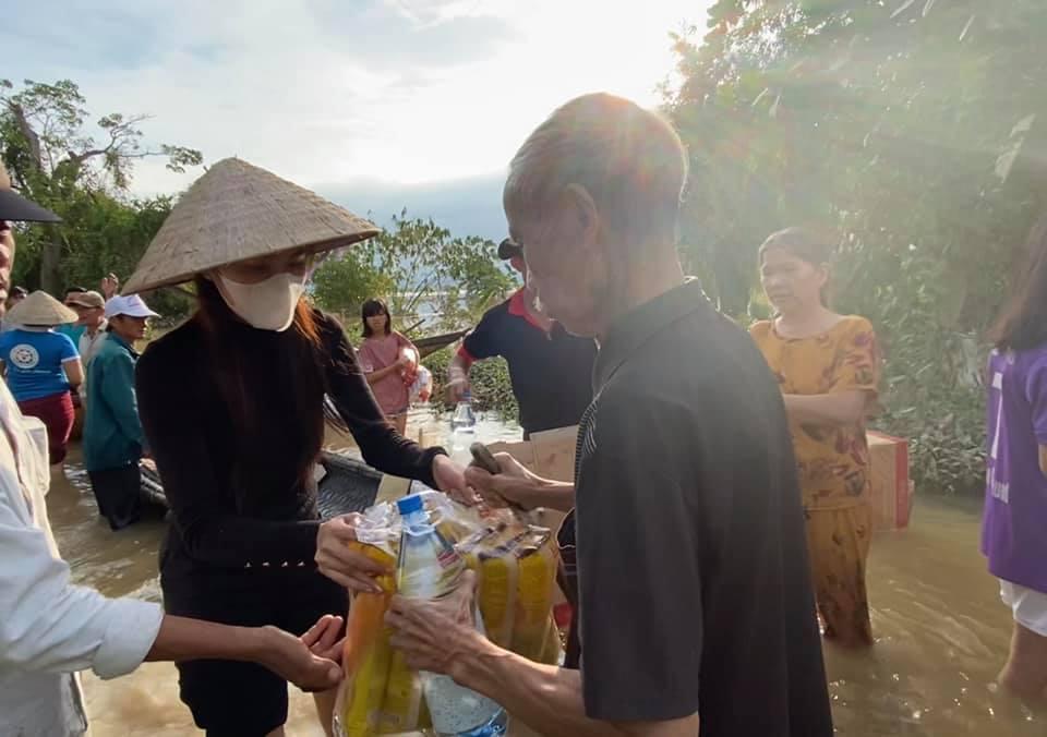 Chưa đầy 2 ngày kêu gọi, Thủy Tiên đã nhận hơn 22 tỷ cứu trợ miền Trung-6