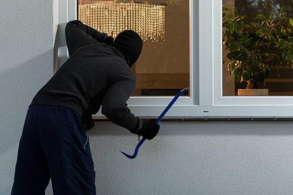 Tên cướp táo tợn vào tận cửa hàng kề dao vào cổ cô gái, ép chuyển tiền vào tài khoản ở TP.HCM-2