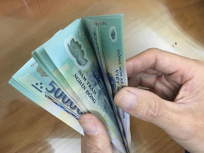 Chê bai bạn gái vì luôn tặng quà ít tiền hơn mình, chàng trai bị đá bay không thương tiếc-2