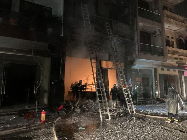 Hà Nội cháy lớn cơ sở kinh doanh gas, nhiều người thương nặng-1