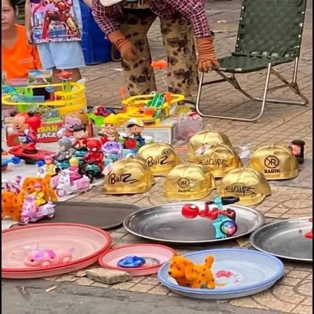 Nón vàng Rap Việt bán khắp lề đường với giá vài chục nghìn đồng-5