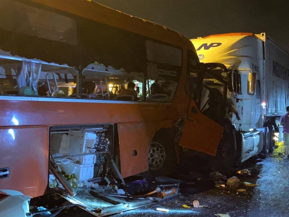 Ô tô khách va chạm kinh hoàng với xe đầu kéo ở hầm Hải Vân làm 2 chết, hơn 20 người bị thương-2