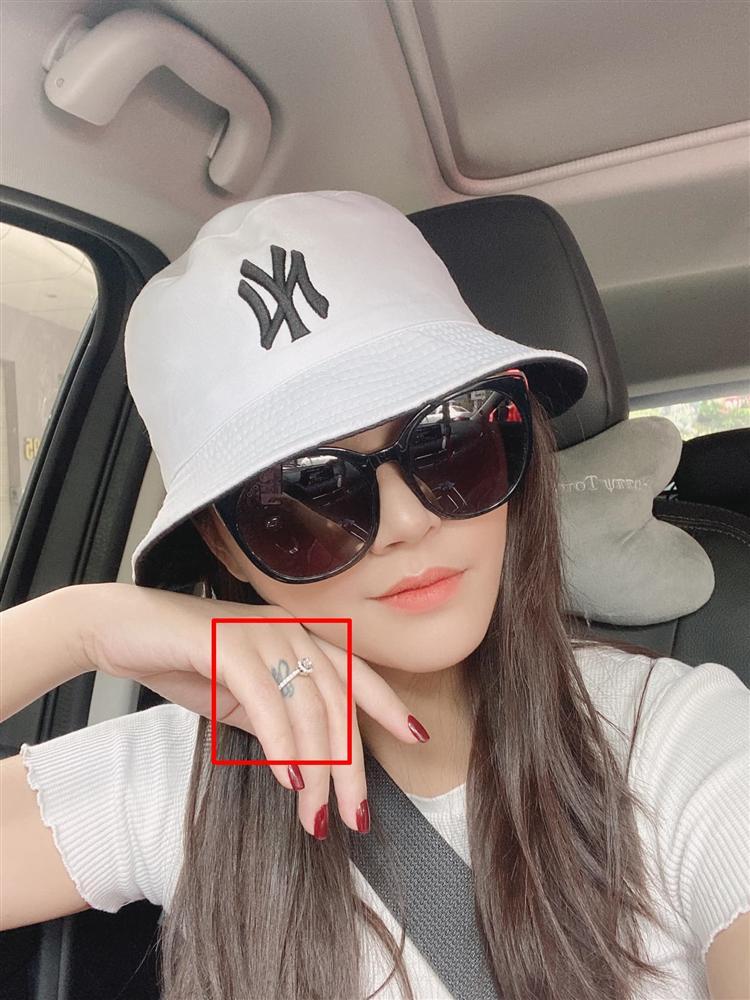 Thu Quỳnh khoe nhẫn ngón áp út, phải chăng đã nhận lời cầu hôn?-1