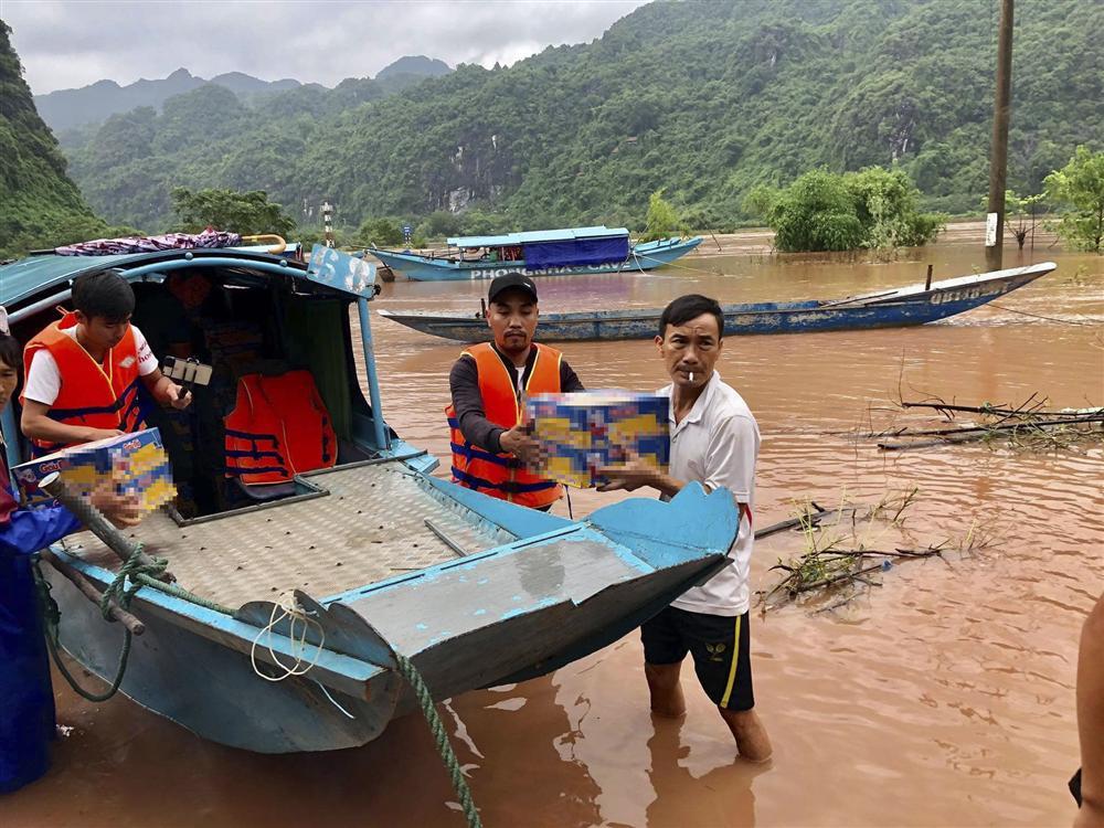 Thùng mì tôm cứu trợ vừa đến tay, người đàn ông lập tức bóc chia đều cho 6 hộ dân khác-2