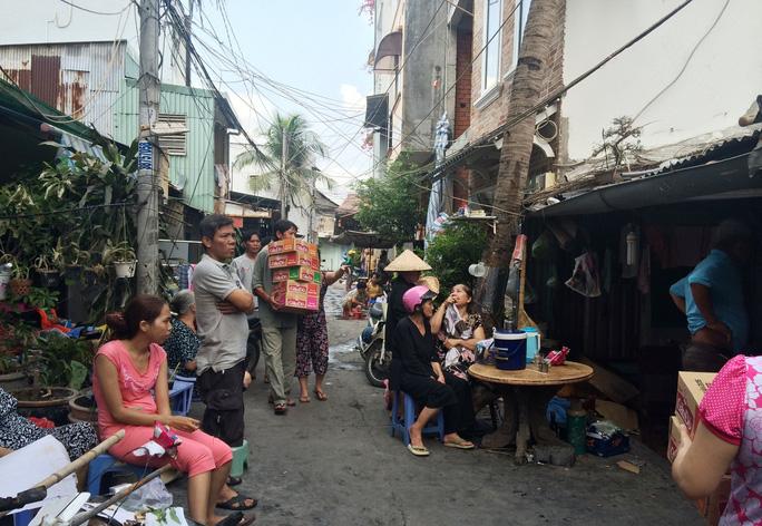 Thùng mì tôm cứu trợ vừa đến tay, người đàn ông lập tức bóc chia đều cho 6 hộ dân khác-3